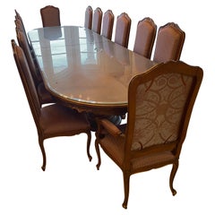 Fine Italian Custom Made Carved Wood Dining Table and 14 Chairs (Table à manger en bois sculpté et 14 chaises)