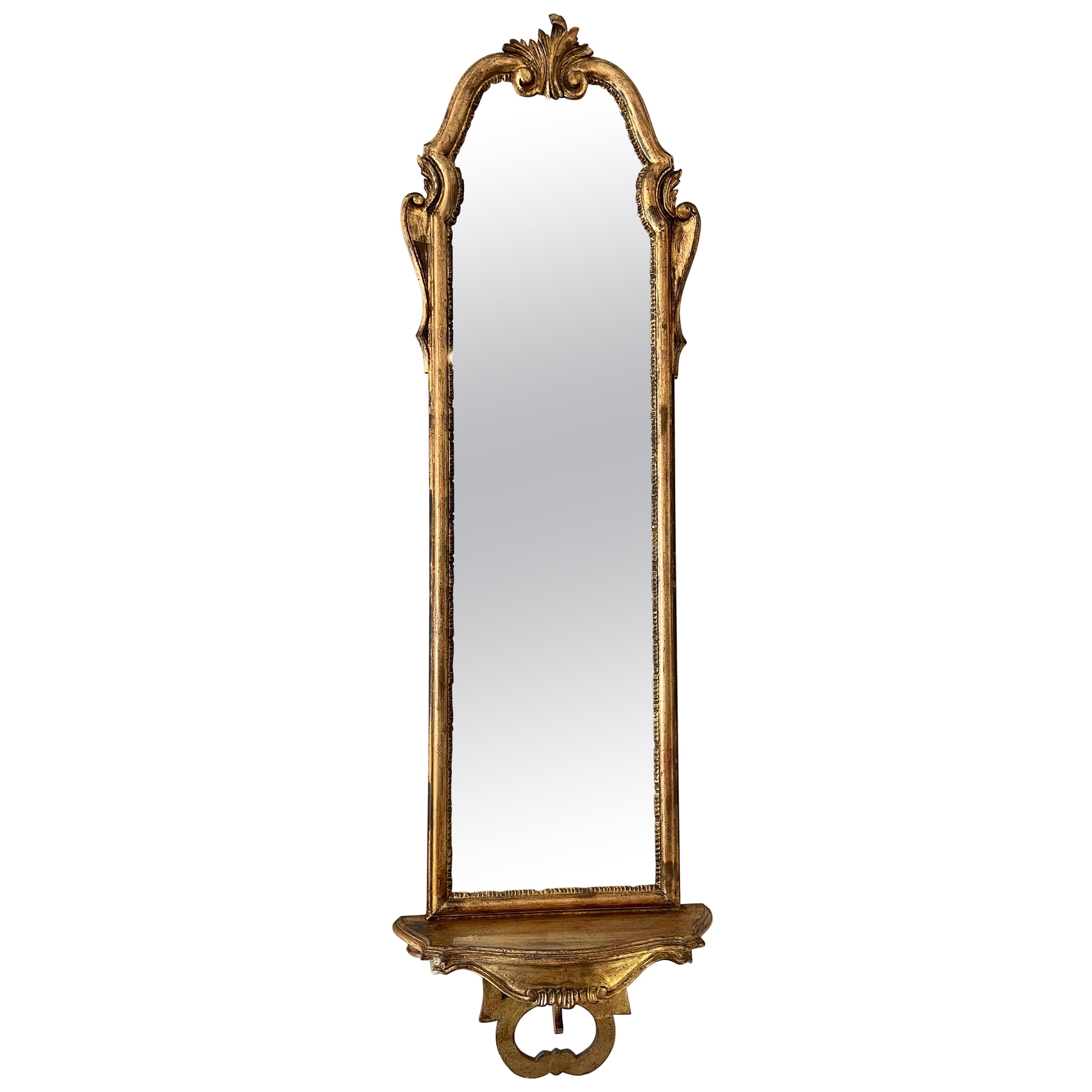Miroir italien sculpté et doré avec étagère