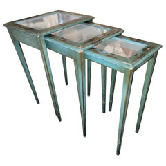 Ensemble de trois tables gigognes/d'origine peintes en bleu