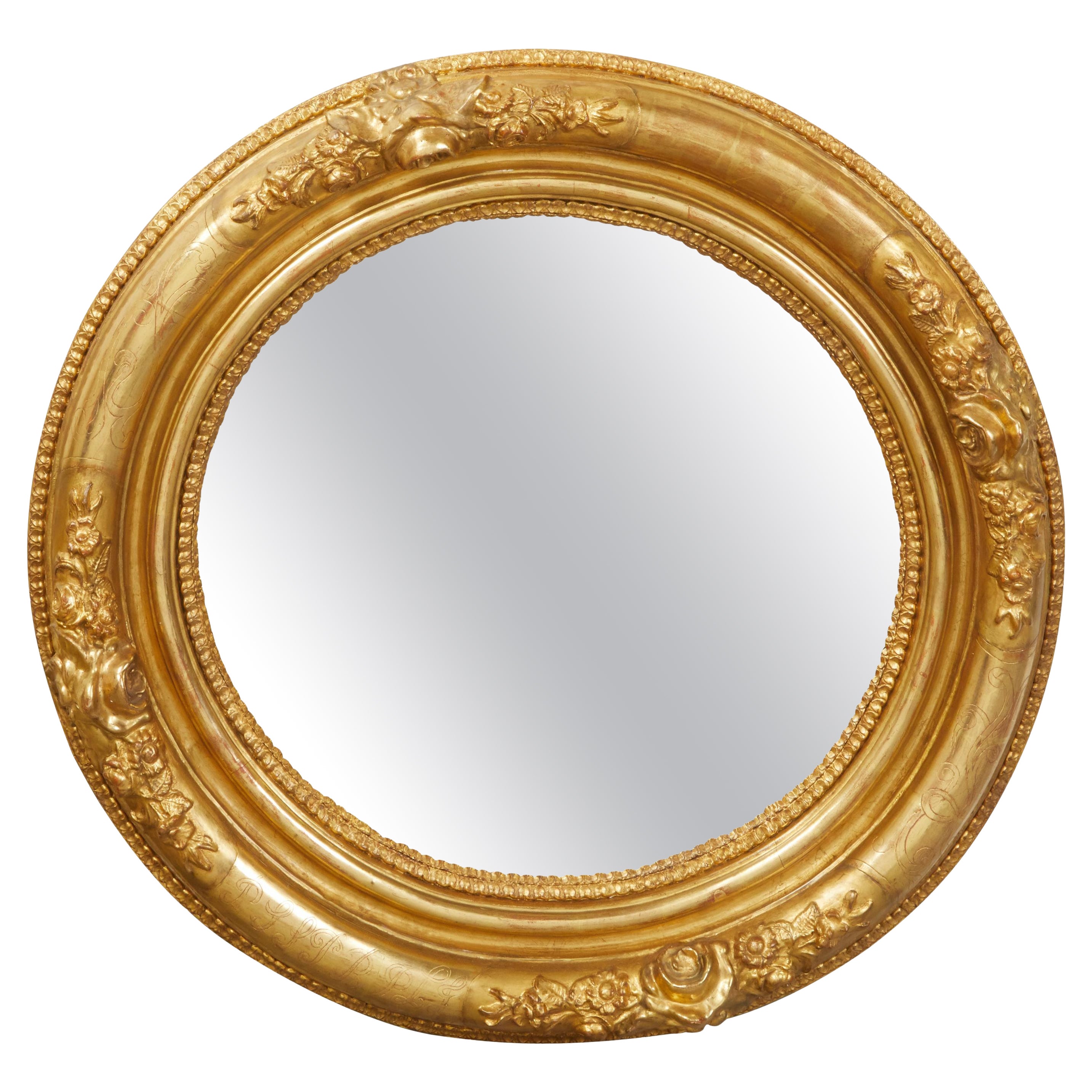 English 19th Century Round Giltwood Mirror with Carved Flowers and Etched Motifs For Sale