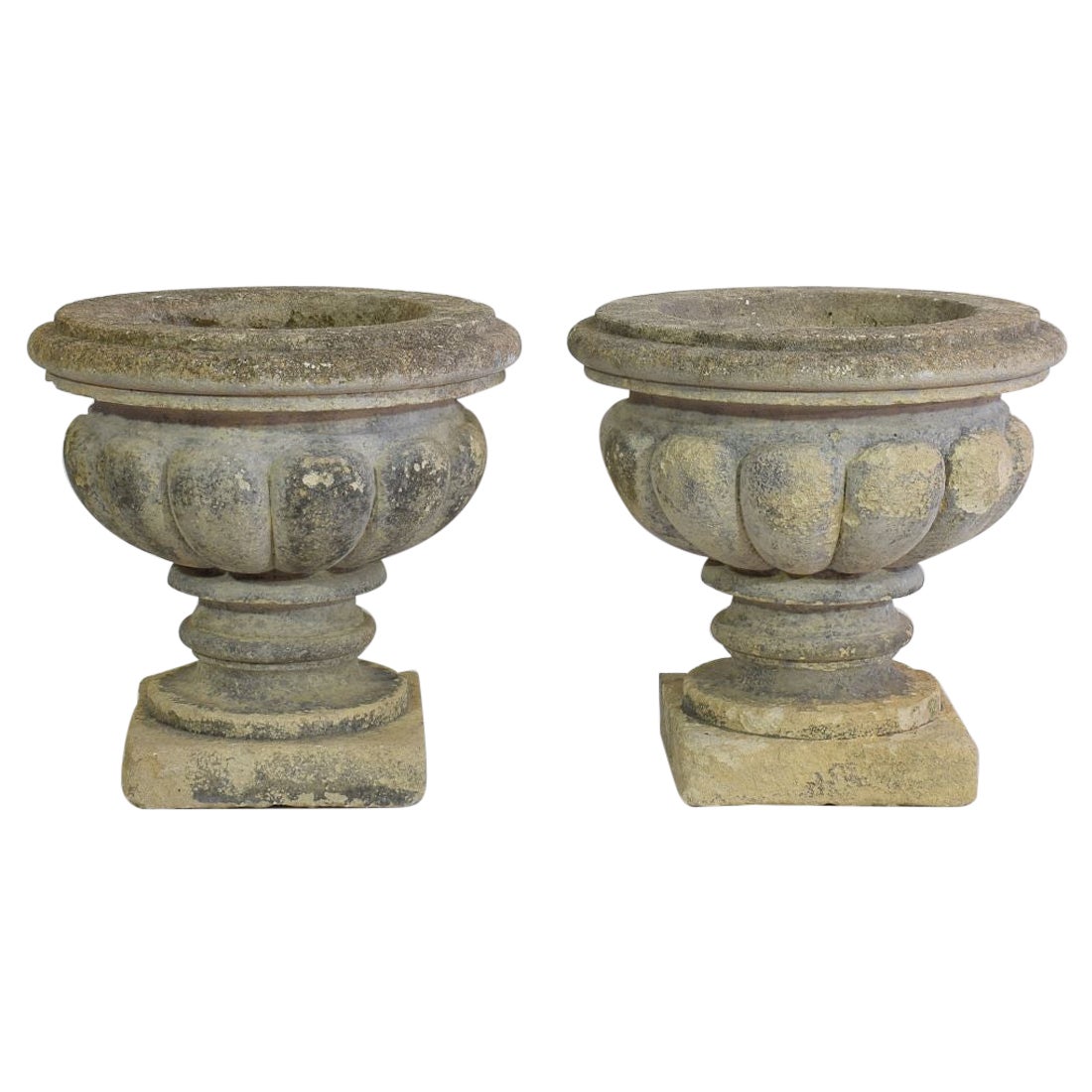 Paire de vases/pots à plantes en pierre sculptés à la main du 18ème siècle en France