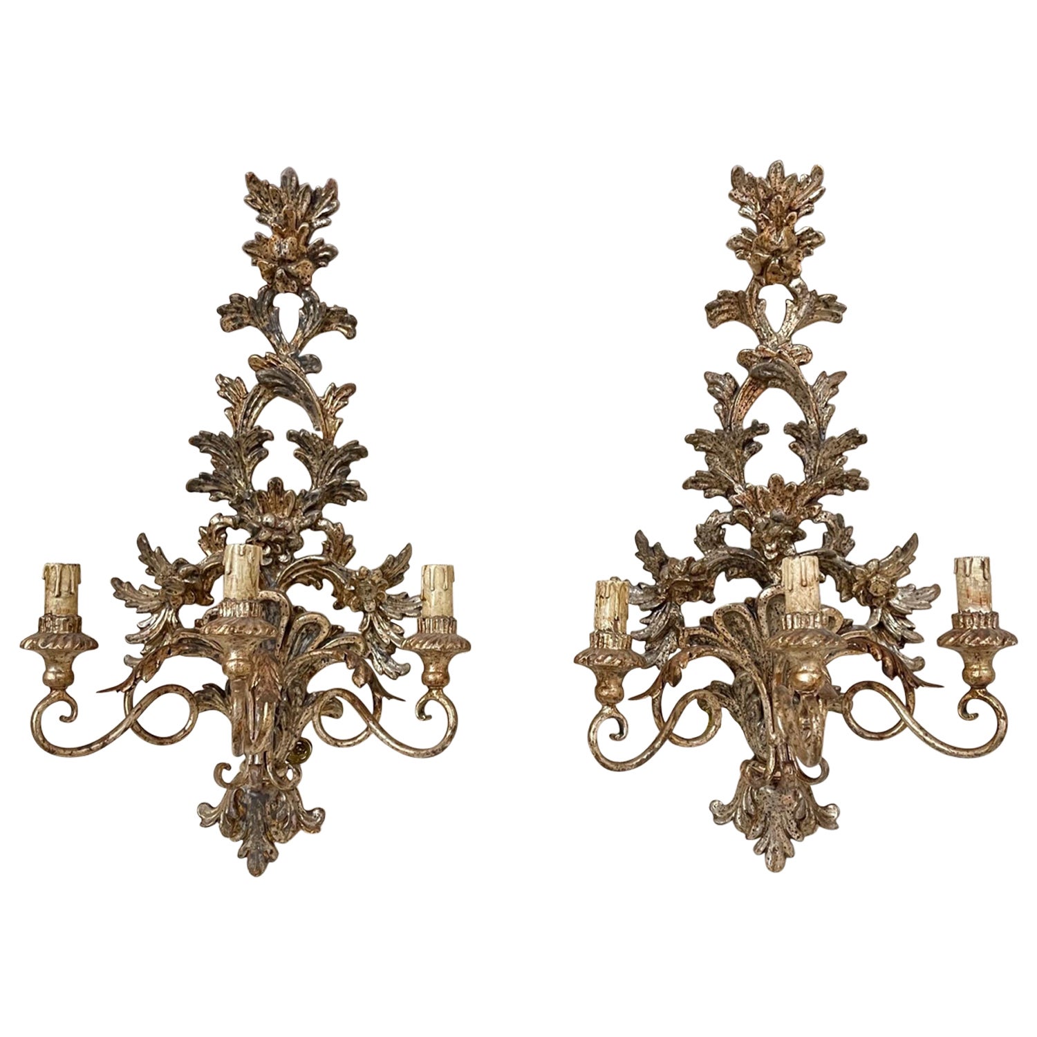 Paar antiker italienischer geschnitzter und polychromierter dreiarmiger Kronleuchter aus Holz