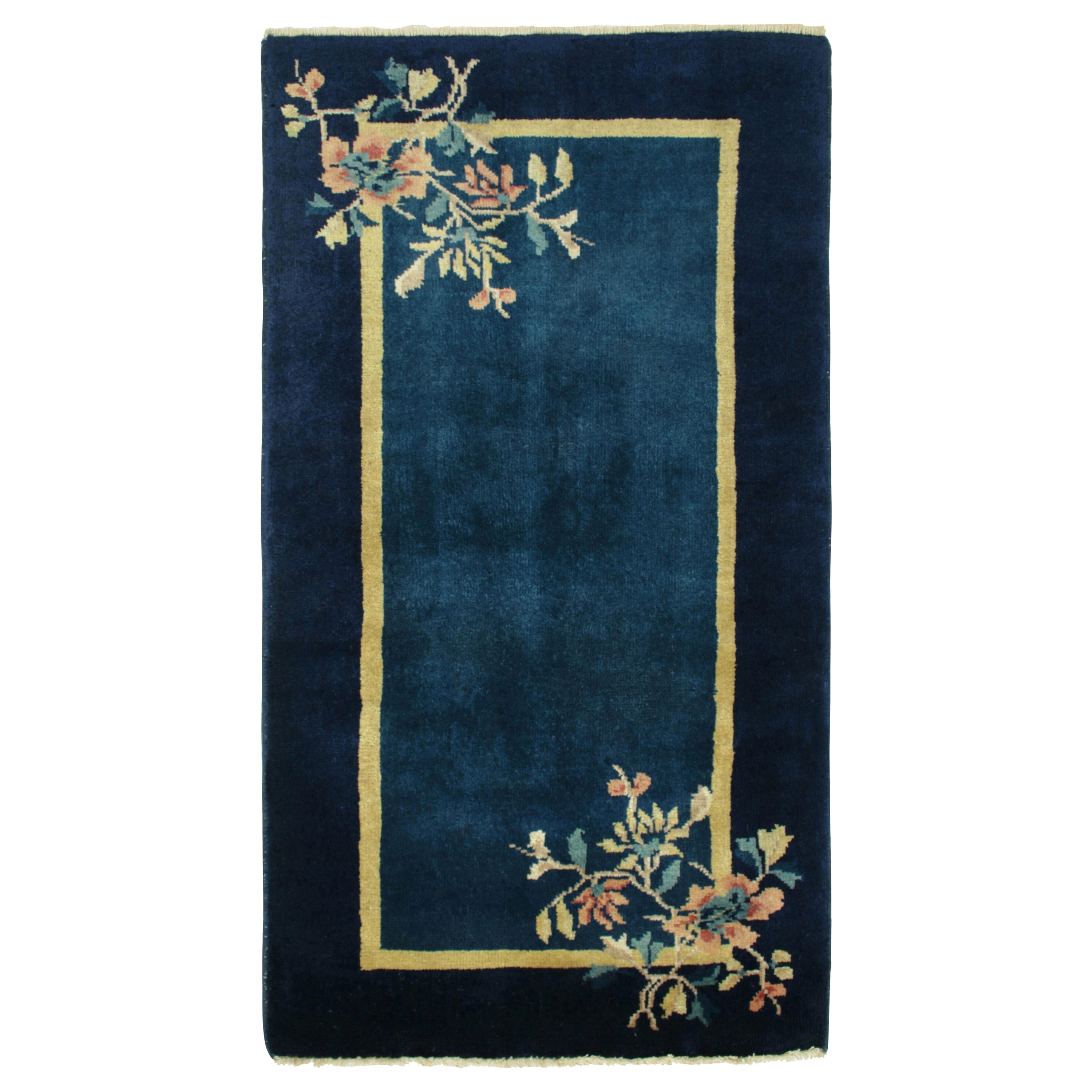 Tapis vintage de style déco chinois en bleu, or et vert à motifs floraux par Rug & Kilim