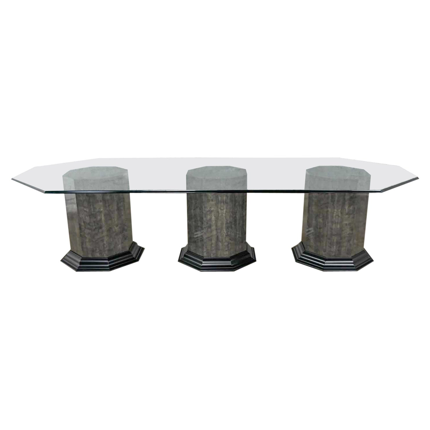 Table de salle à manger néo-grec à trois piédestaux et plateau en verre octogonal allongé  en vente