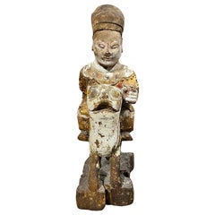 Figure d'empereur sur animal en bois doré sculpté d'un temple d'ancêtre et d'un sanctuaire asiatique chinois