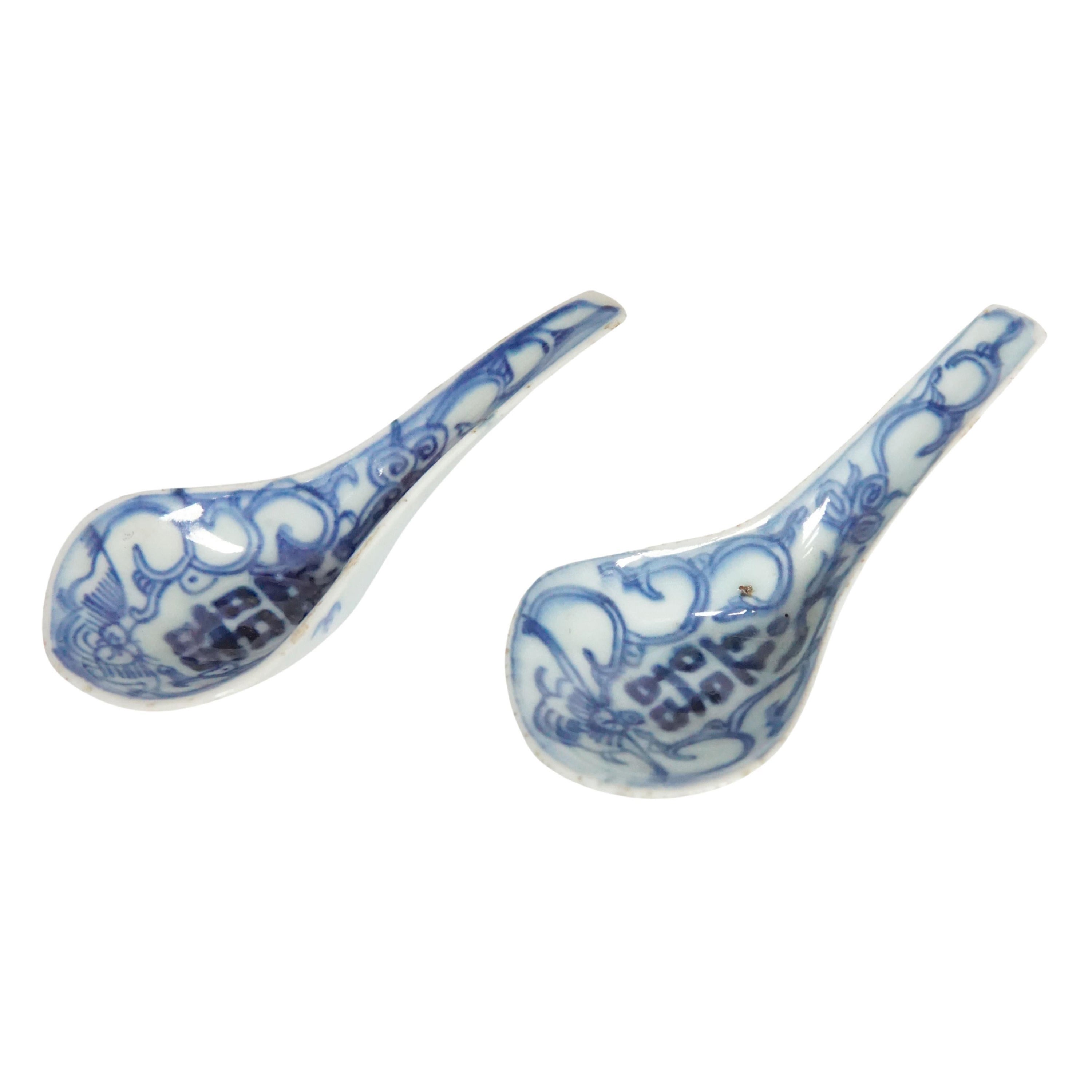 Paire de cuillères en céramique / porcelaine chinoise blanche et bleue, double bonheur