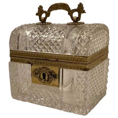 Merveilleuse boîte à bijoux en forme de coffret en bronze et cristal de Baccarat montée en bronze doré