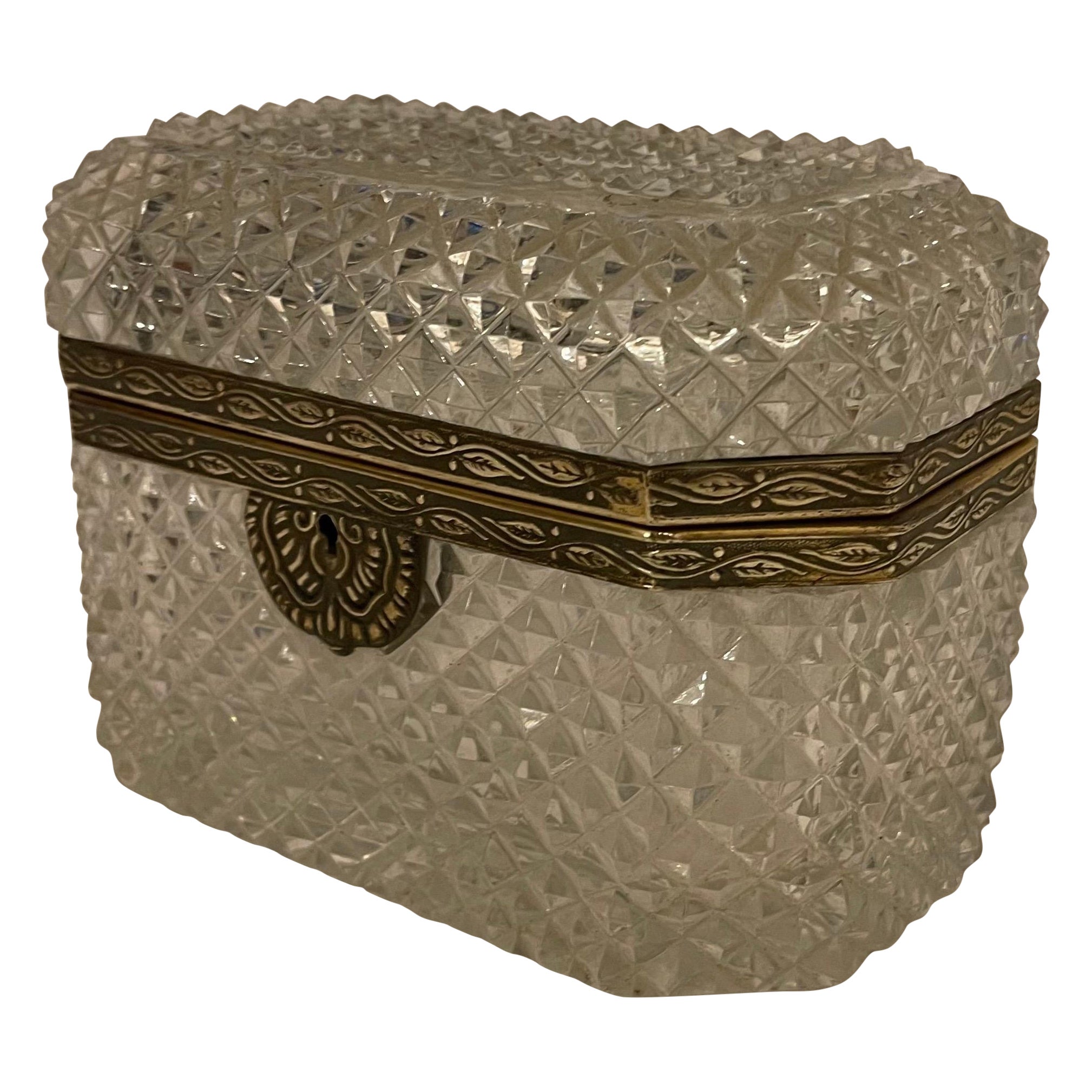 Merveilleuse boîte à bijoux coffret française en cristal taillé à facettes et bronze orné de bronze en vente