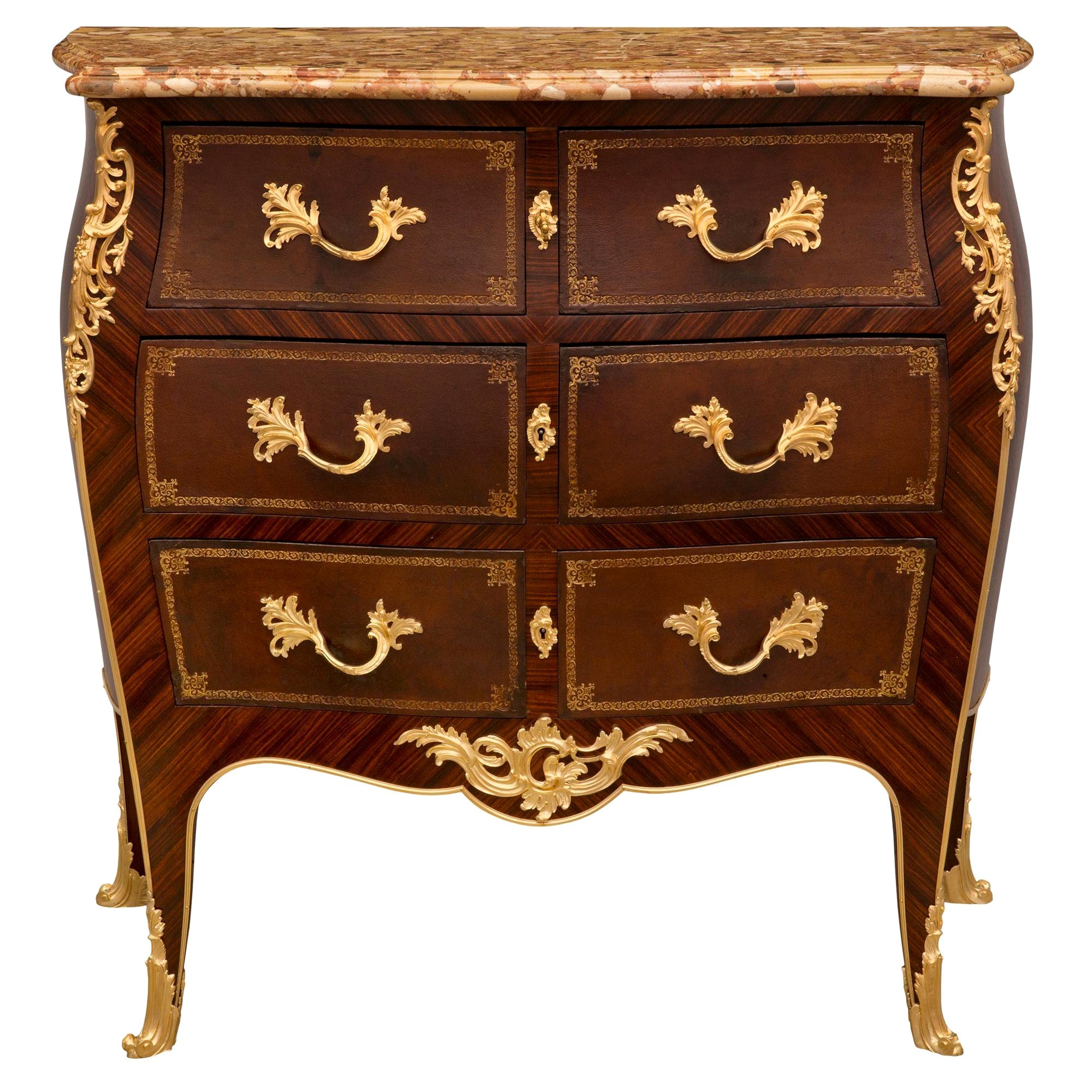 Commode française du 19ème siècle de style Louis XV en bois de violette, cuir, bronze doré et marbre