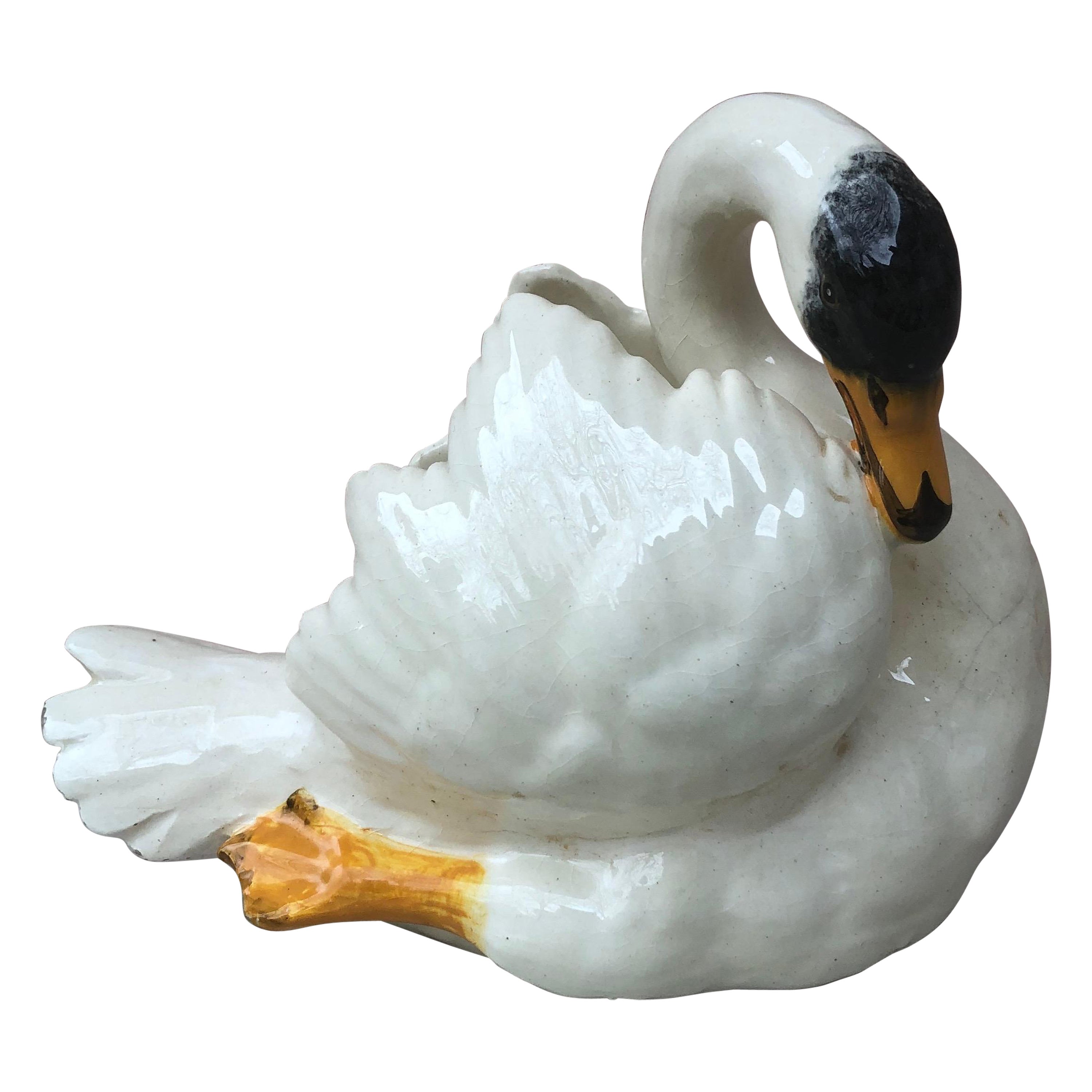 Jardinière en forme de cygne en majolique Jérôme Massier Fils, vers 1910