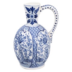 Grande aiguière à vin ancienne en faïence de Delft à motifs floraux