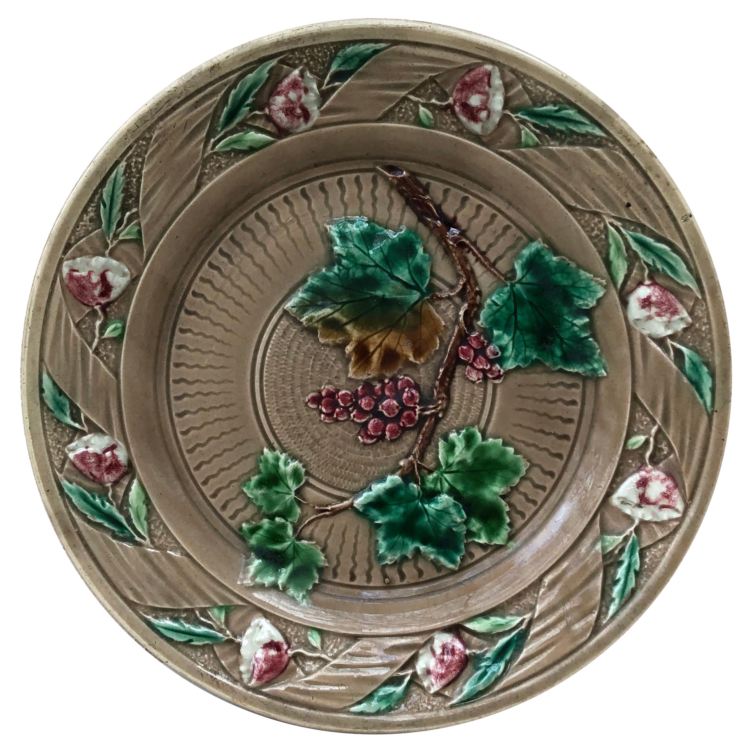Piatto in maiolica francese Grape & Flowers Luneville, 1880 circa