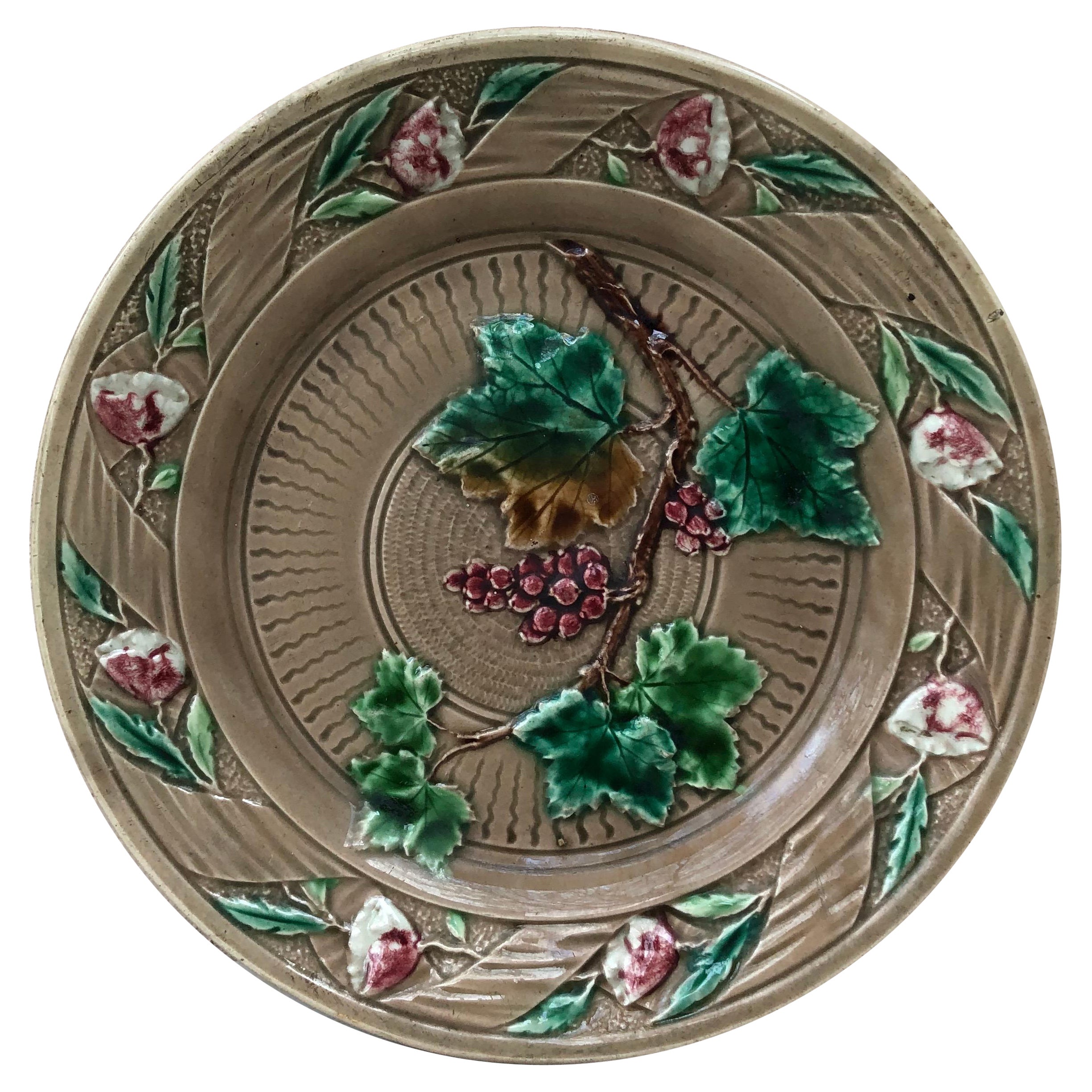 Assiette à raisins et fleurs en majolique française Luneville, vers 1880 en vente