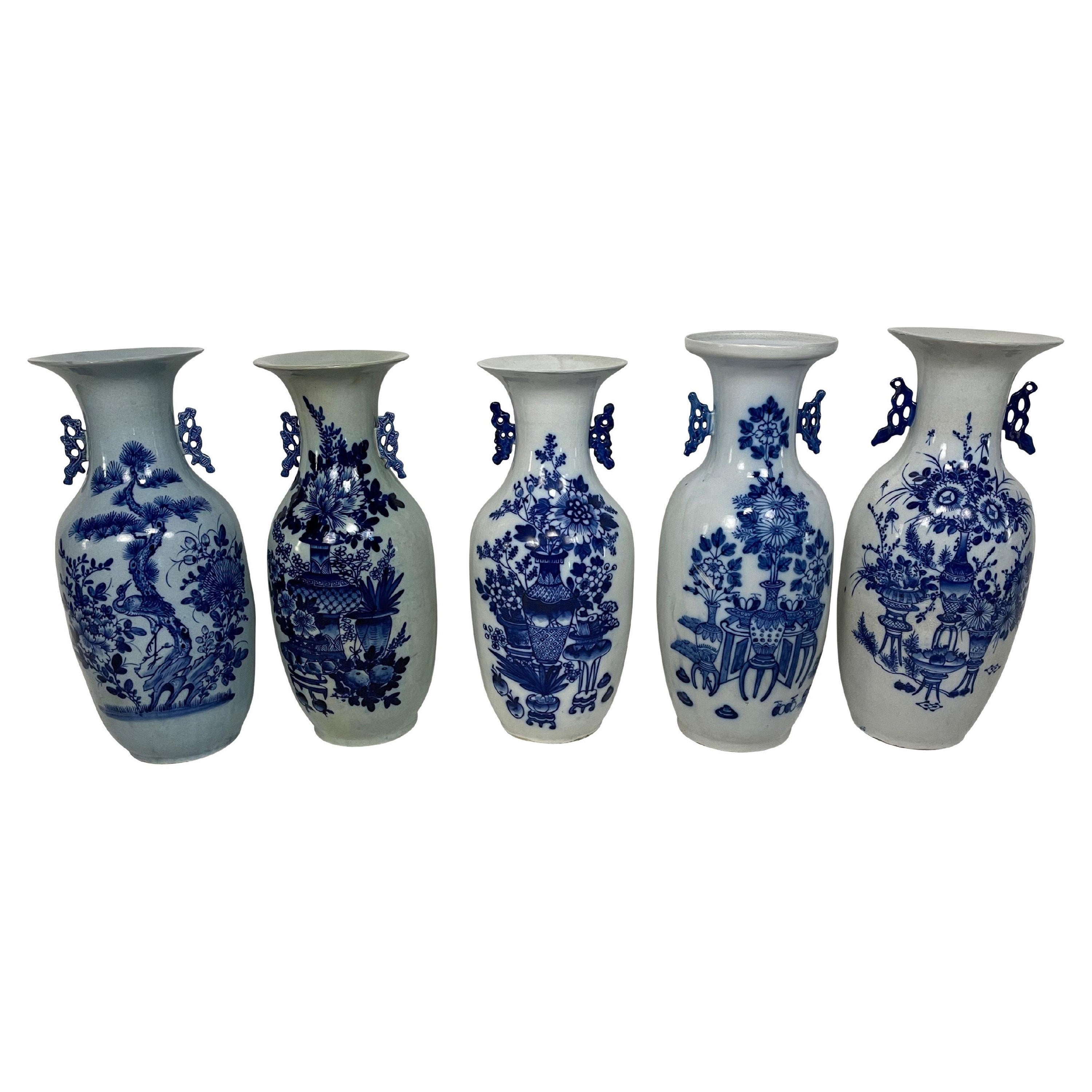 Collection de cinq vases chinois en porcelaine bleue et blanche