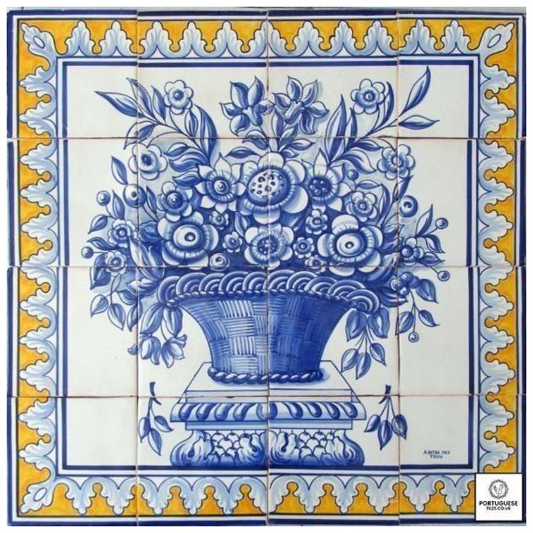 Carrelage mural portugais peint à la main "Blue Flower Basket" (panier de  fleurs bleues) En vente sur 1stDibs