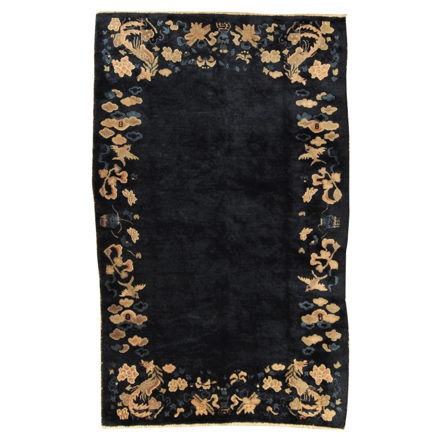 Tapis chinois du 20ème siècle, champ bleu avec bordure de phénix et de fauve, vers 1910 en vente