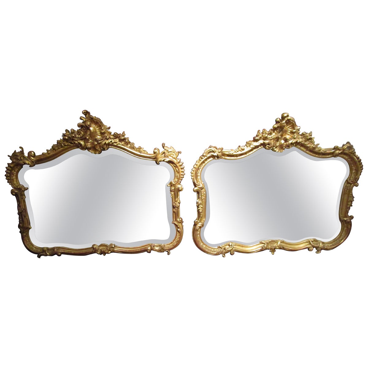 Paire de miroirs ovales sculpts et dors de style Louis XV franais