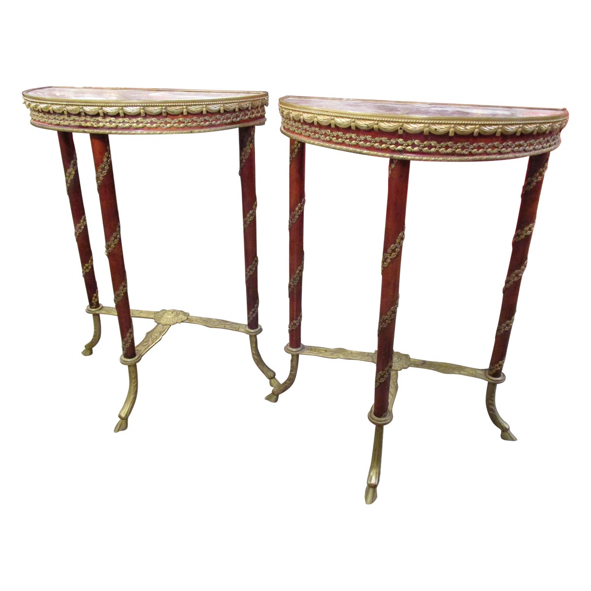 Paar franzsische Gueridon-Tische aus Mahagoni und vergoldeter Bronze im Louis-XVI.-Stil