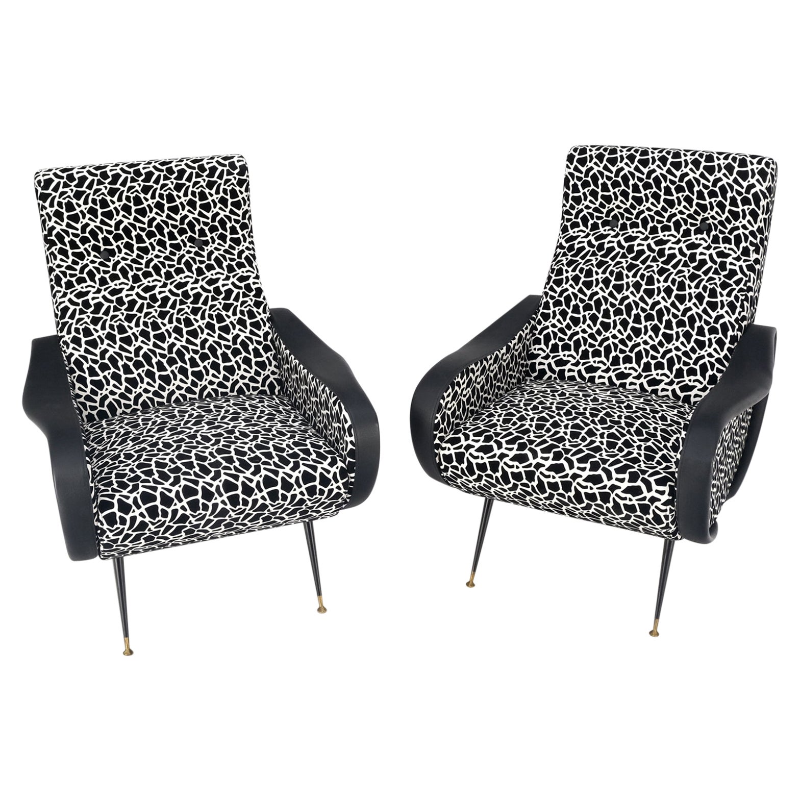 Paire de fauteuils de salon italiens mi-sicle modernes en tissu  motifs noirs et blancs