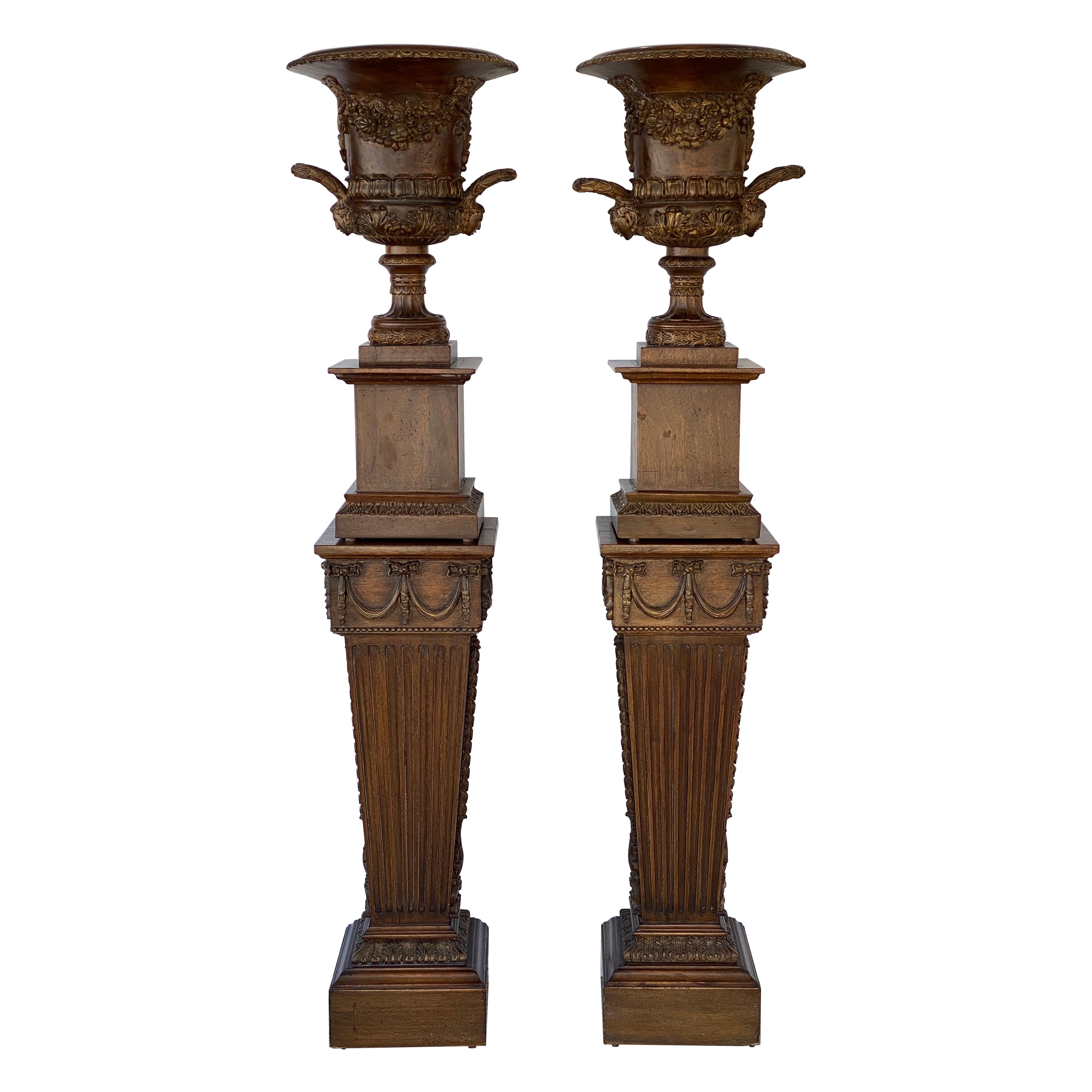 Paar Campana-Urnen im Louis-XVI.-Stil auf Sockeln im Angebot