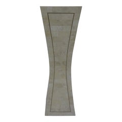 Gran pedestal teselado de piedra y latón
