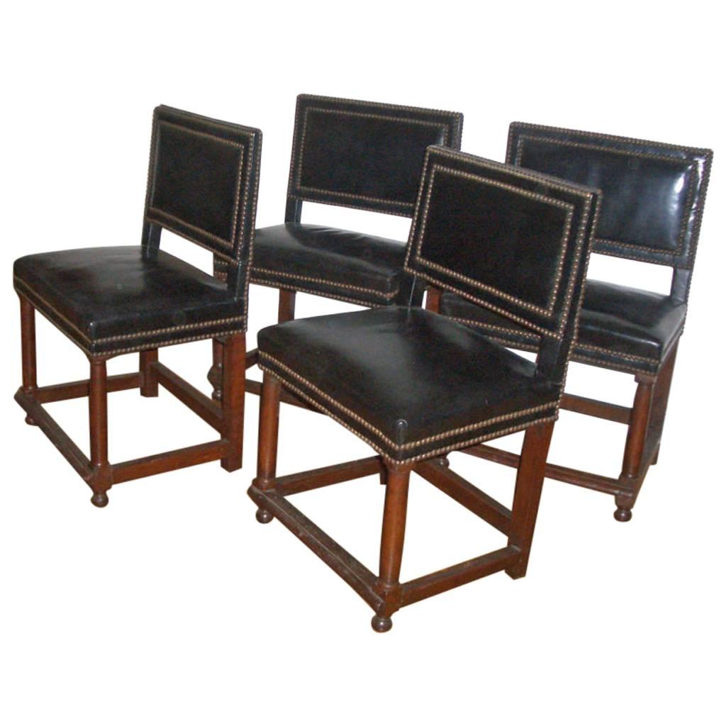 Ensemble de quatre chaises françaises du début du 17ème siècle Henry II en vente