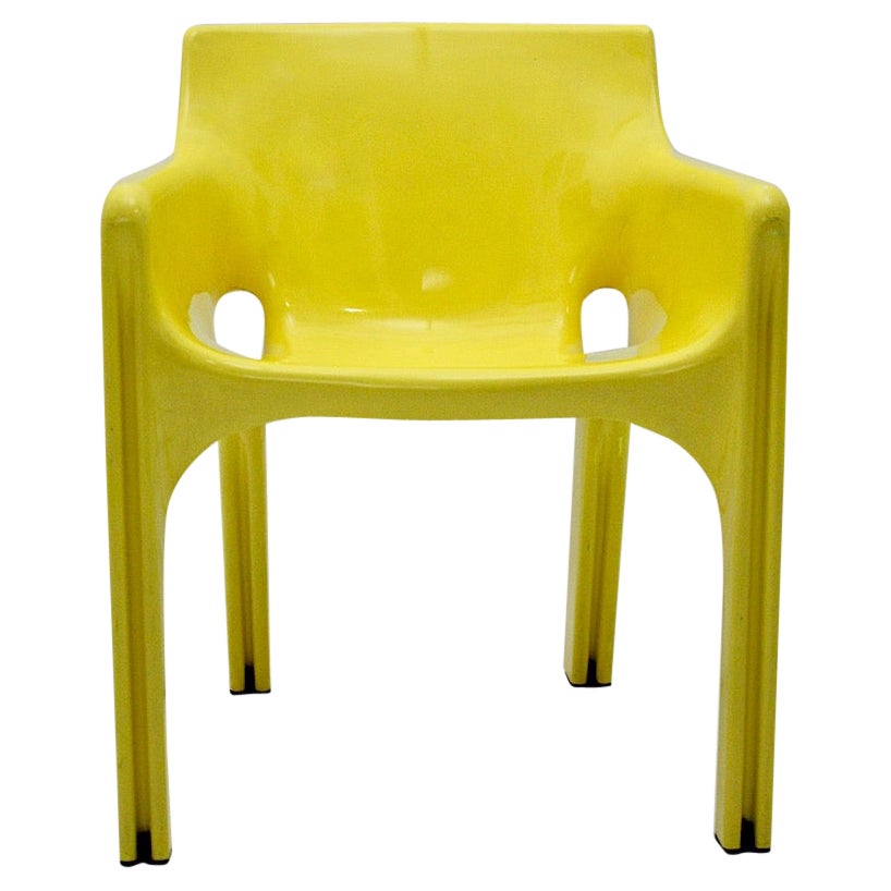 Fauteuil Gaudi de Vico Magistretti en plastique jaune de l'ère spatiale, 1968, Italie