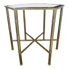 Mesa hexagonal de latón Hollywood Regency