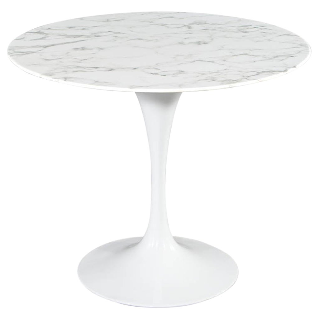 Runder Frühstückstisch mit Marmorplatte und poliertem weißem Tulpensockel