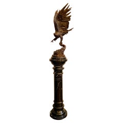 Scultura di aquila in bronzo su piedistallo in marmo verde scuro