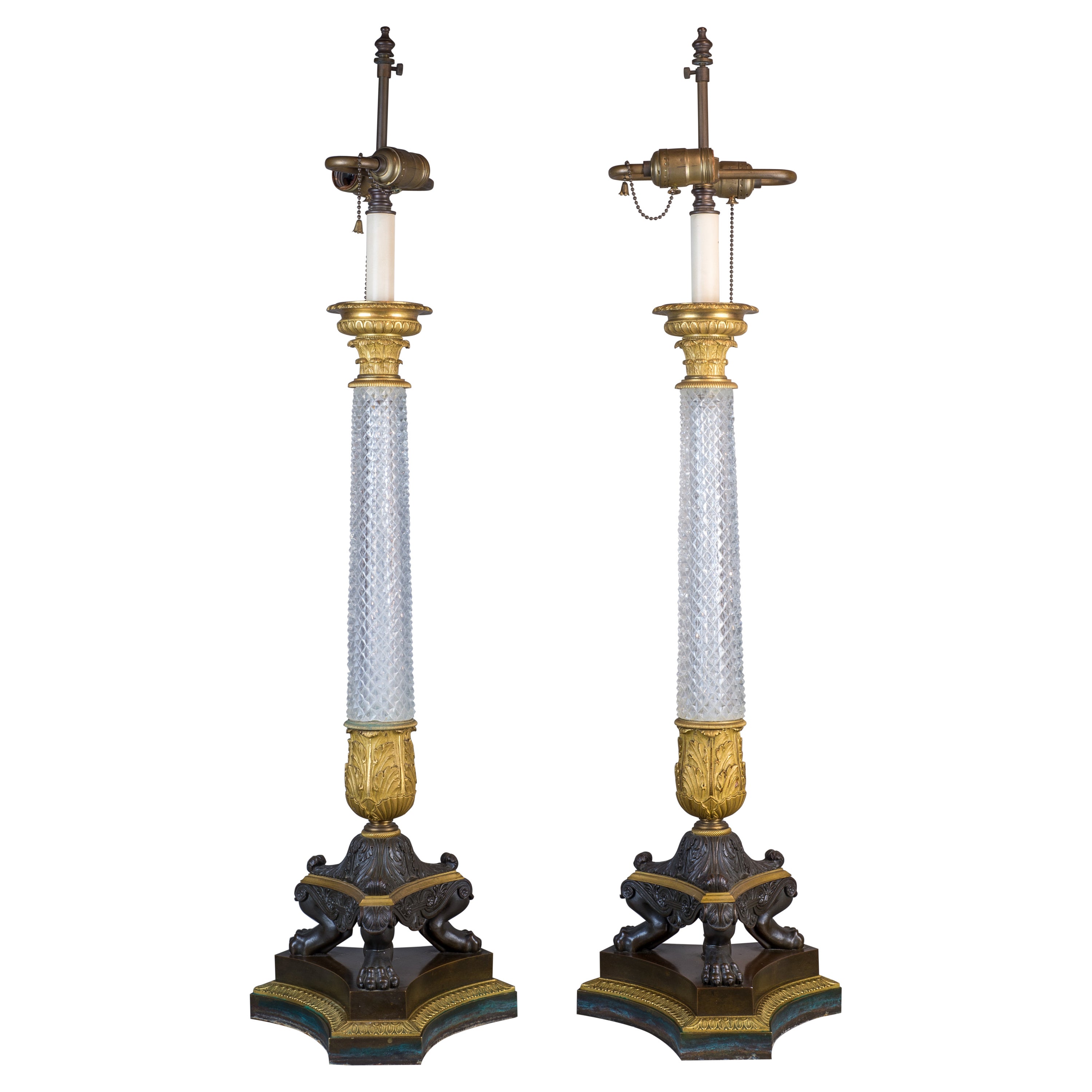 Paar frühe Empire-Goldbronze-Kristalllampen in geschliffener Qualität, Paar