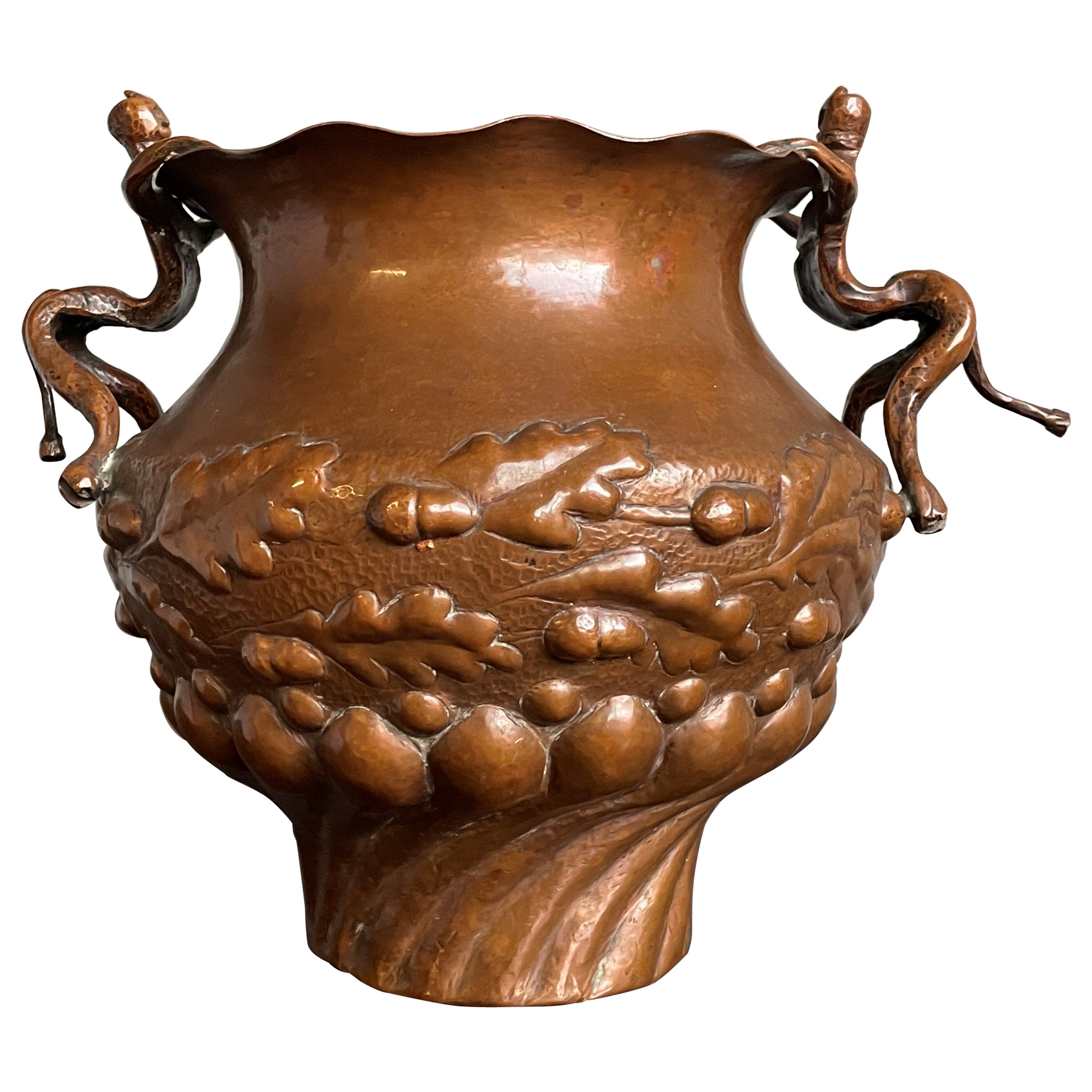 Jardinière/vase unique du milieu des années 1800 en cuivre embossé avec des sculptures de satyres en guise de poignées
