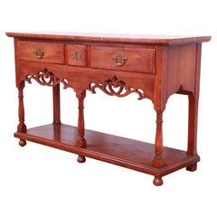 Buffet ou table console en noyer sculpté de style géorgien, Baker Furniture