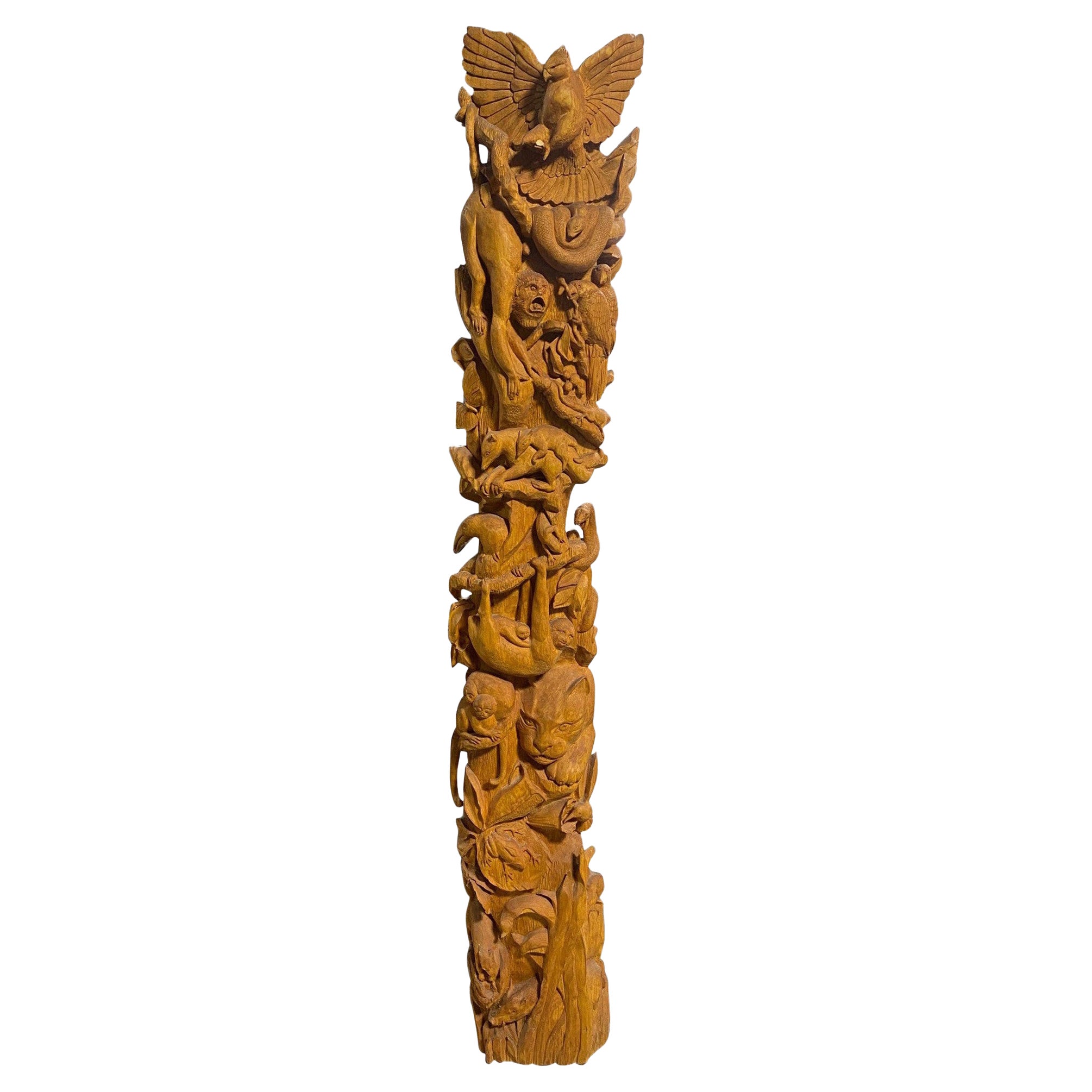 Grand poteau de sculpture totem en bois sculpté à la main, signé, représentant une scène d'animaux sauvages en Jungle