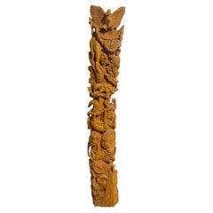 Grand poteau de sculpture totem en bois sculpté à la main, signé, représentant une scène d'animaux sauvages en Jungle