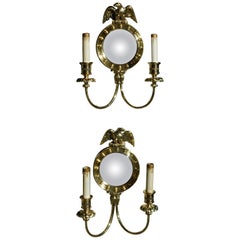 Pareja de apliques de pared de dos brazos con espejo convexo de águila de latón americano, c. 1840