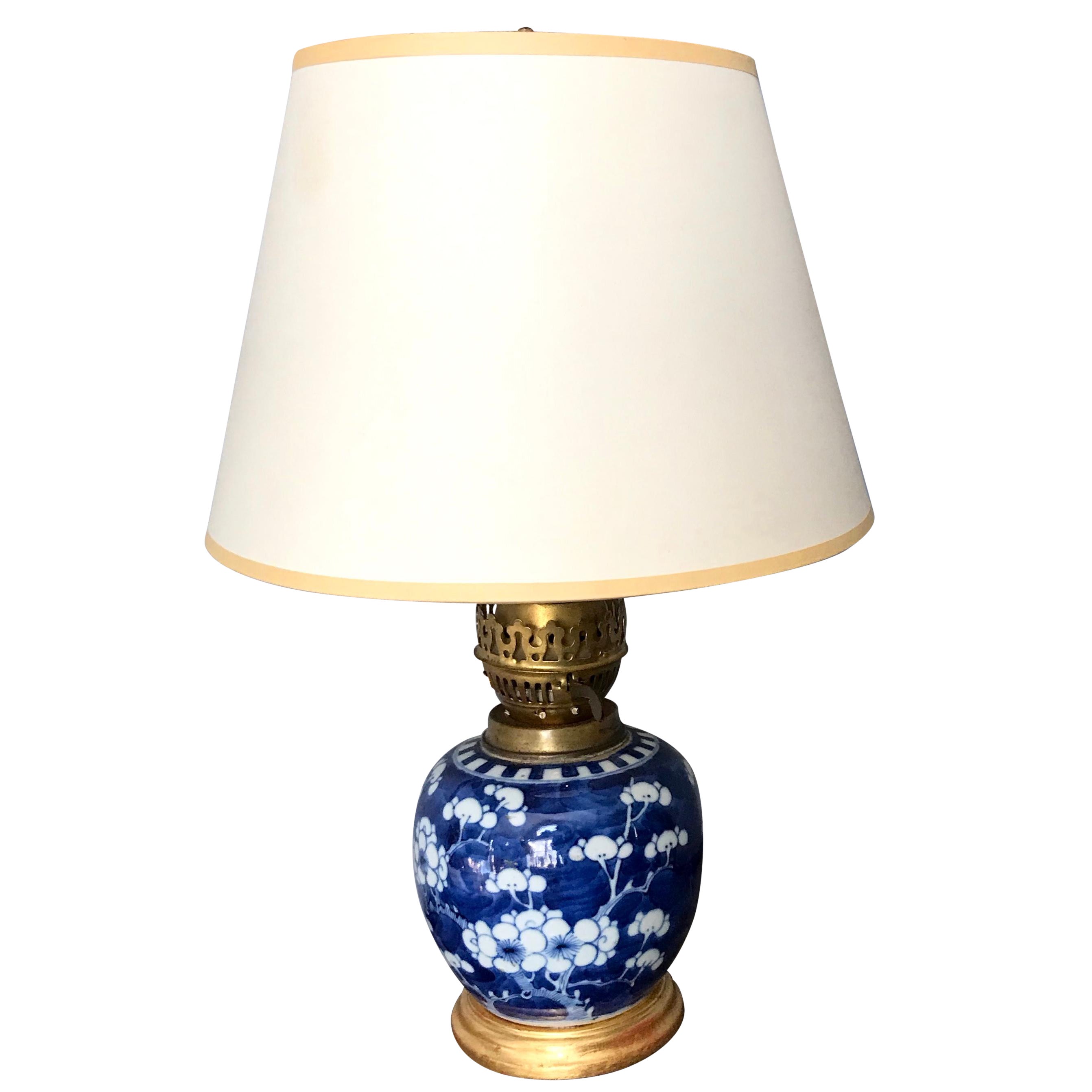 Lampe vase en forme de fleur de cerisier bleue et blanche sur socle en bois doré