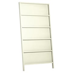 Petite armoire/étagère murale Moooi Oblique en hêtre laqué blanc huîtres