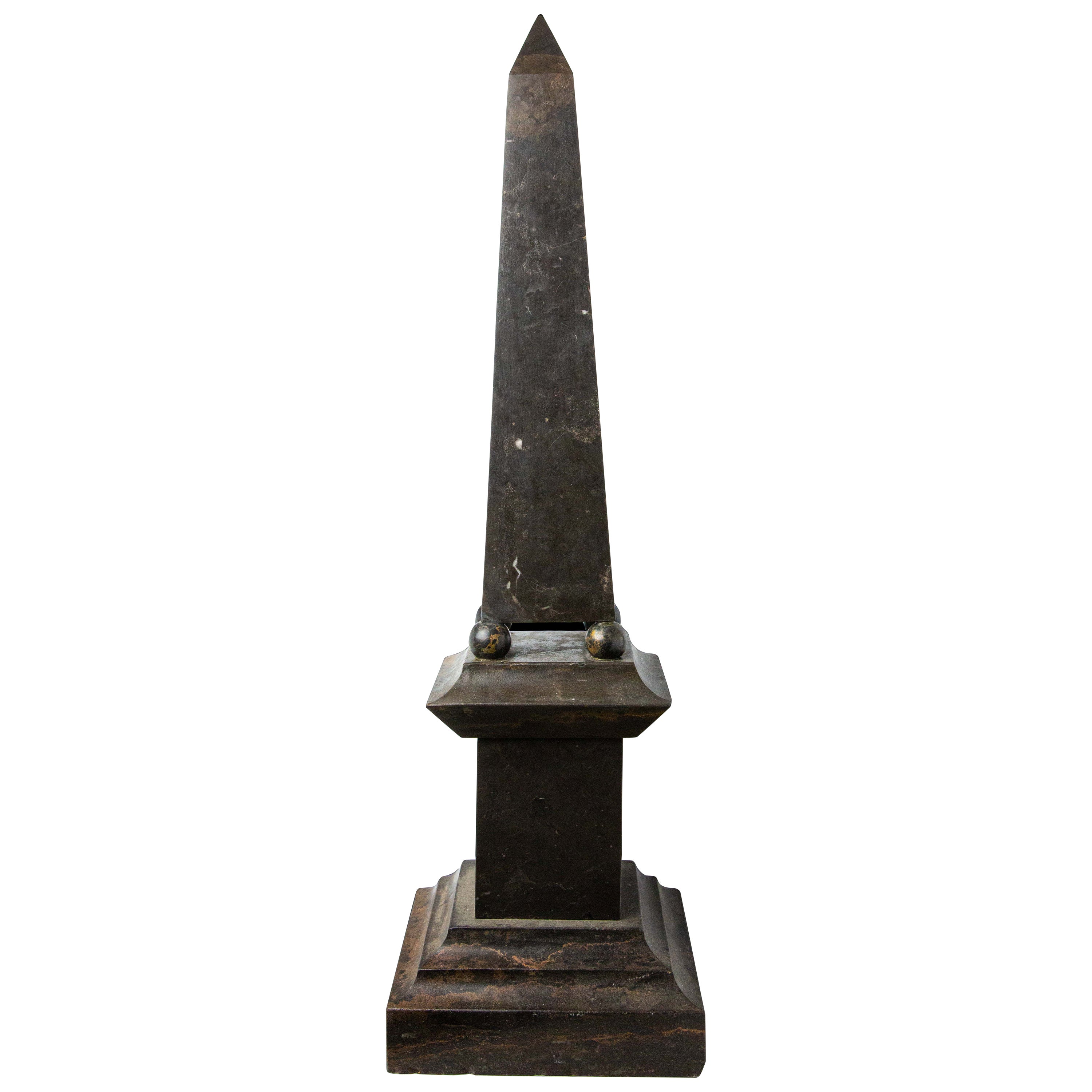Obelisk aus Granit und Metall im Angebot