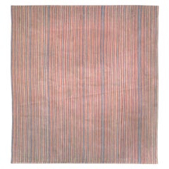 Handgefertigter persischer flachgewebter quadratischer Kelim-Akzentteppich aus der Mitte des 20. Jahrhunderts