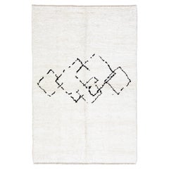 Tapis marocain en laine ivoire moderne et minimaliste fait à la main, design central en laine