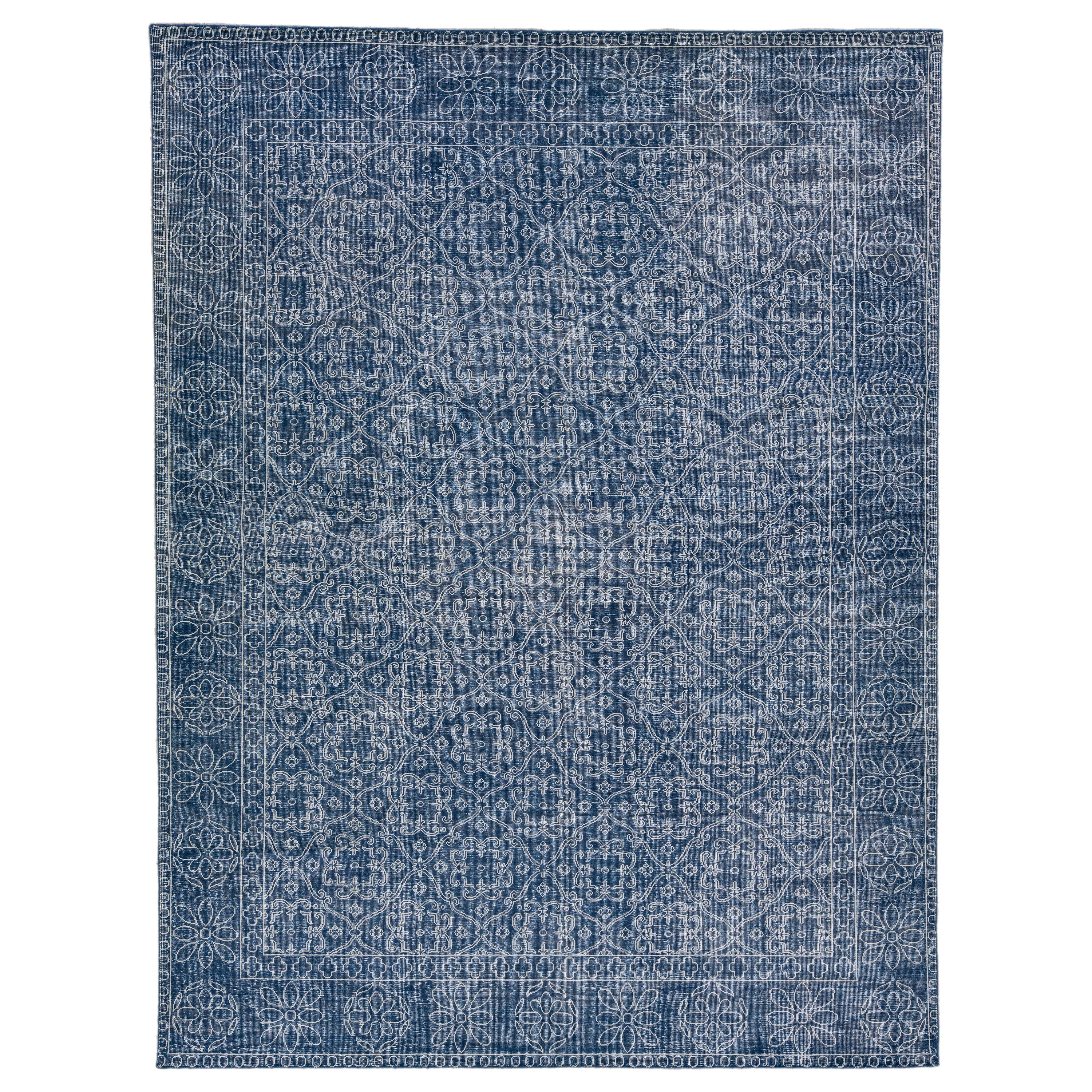 Blauer handgefertigter Wollteppich mit Blumen-Trellis-Motiv, Mid-Century Modern