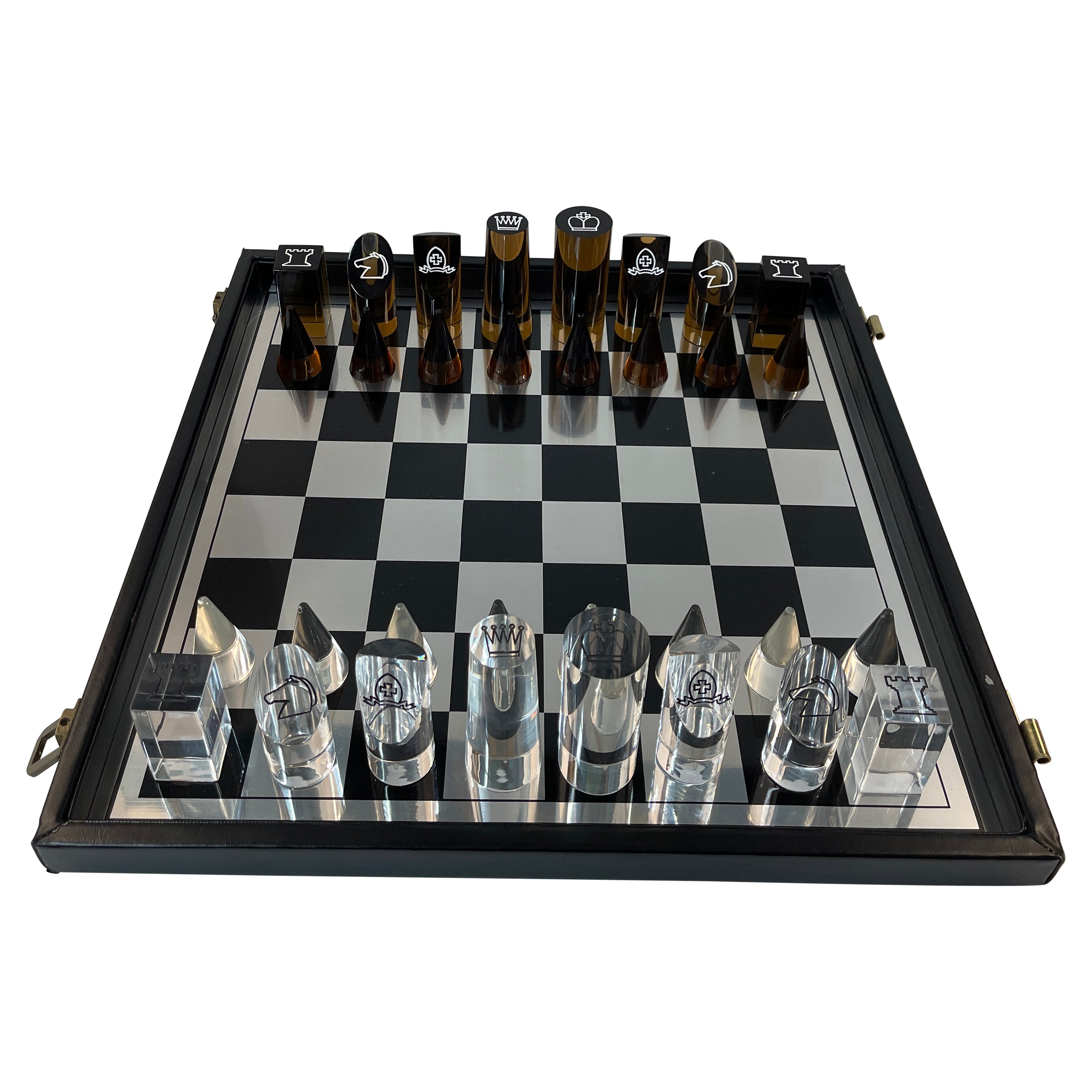 Jeu d'échecs vintage en lucite dans une mallette de voyage