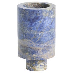 Nuovo vaso da fiori moderno in marmo blu, creazione Karen Chekerdjian Stock