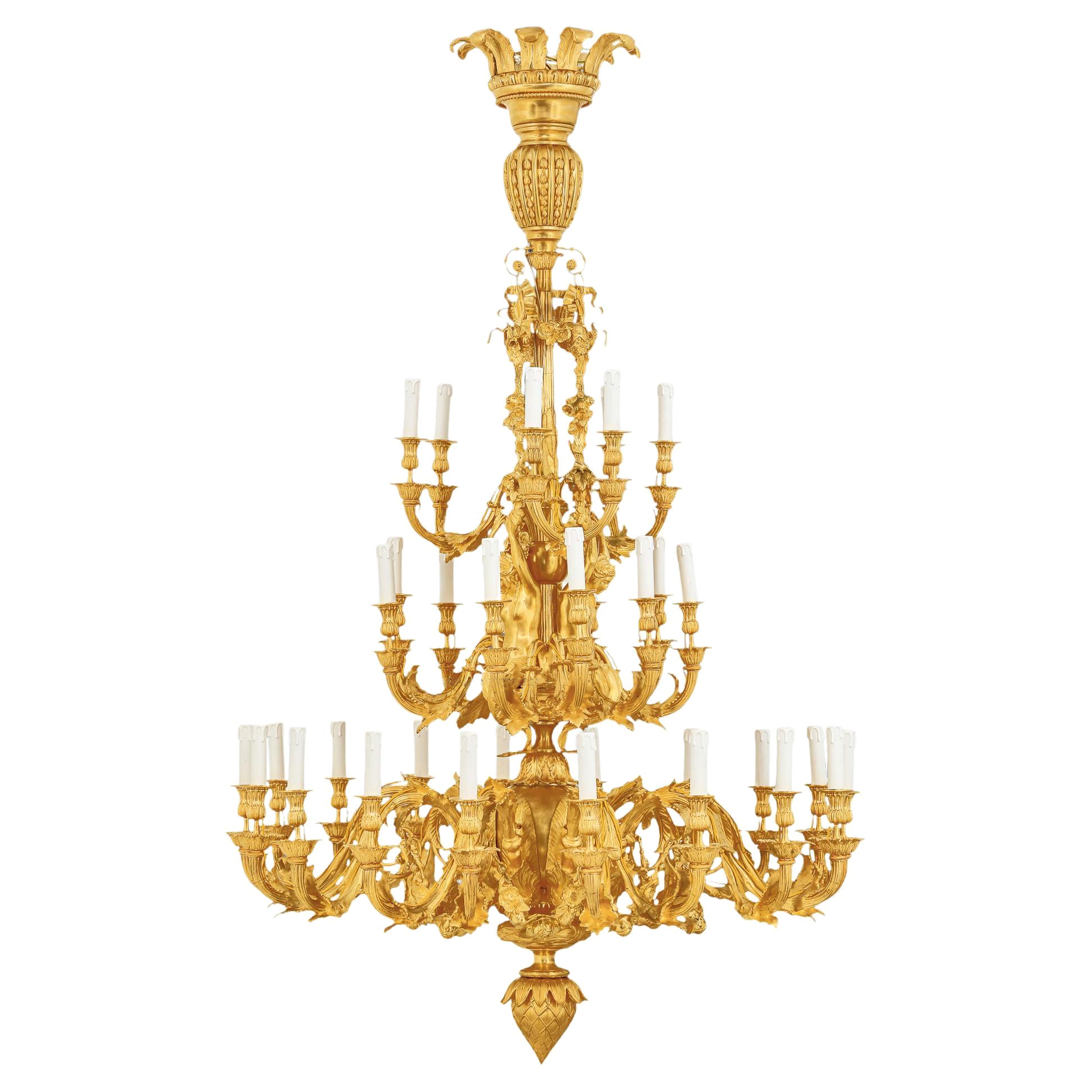 Grand lustre français de style rococo à trente-trois lumières en bronze doré en vente