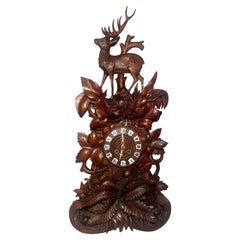 Horloge allemande ancienne « Forêt Noire » en noyer sculpté à motif de chasse, vers 1870
