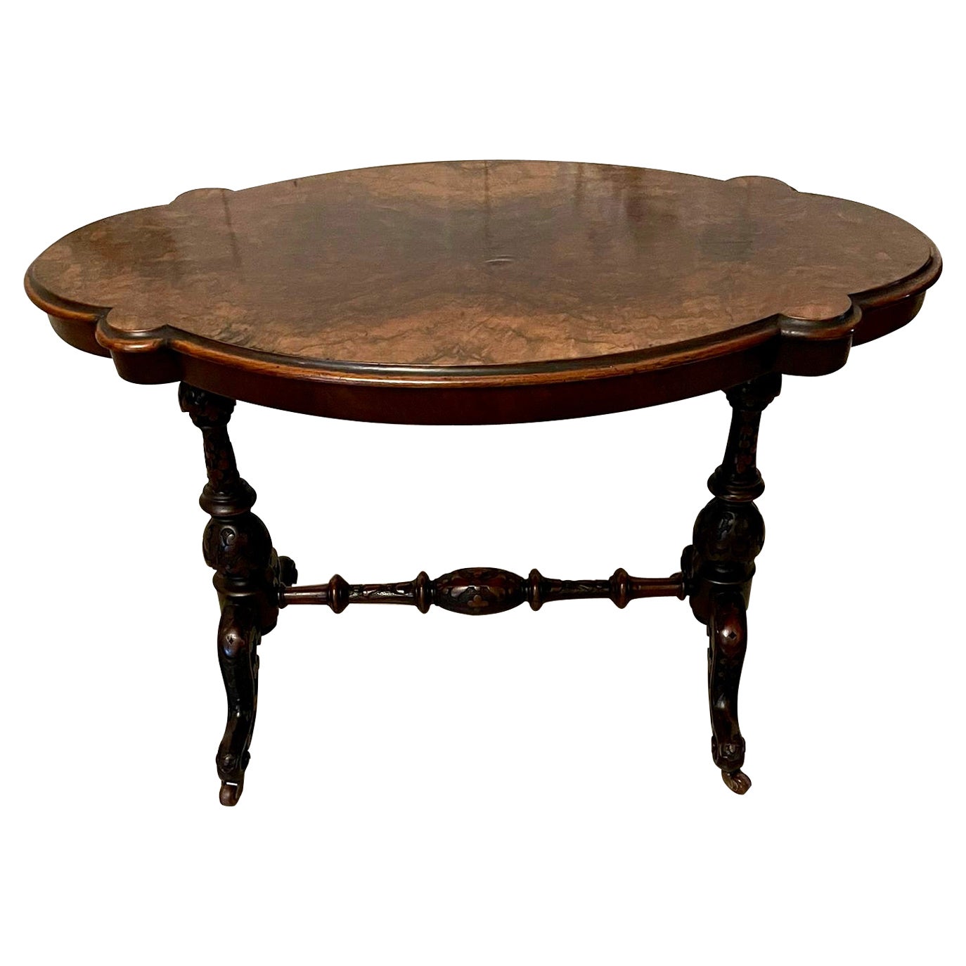 Table de centre en ronce de noyer de qualité victorienne antique