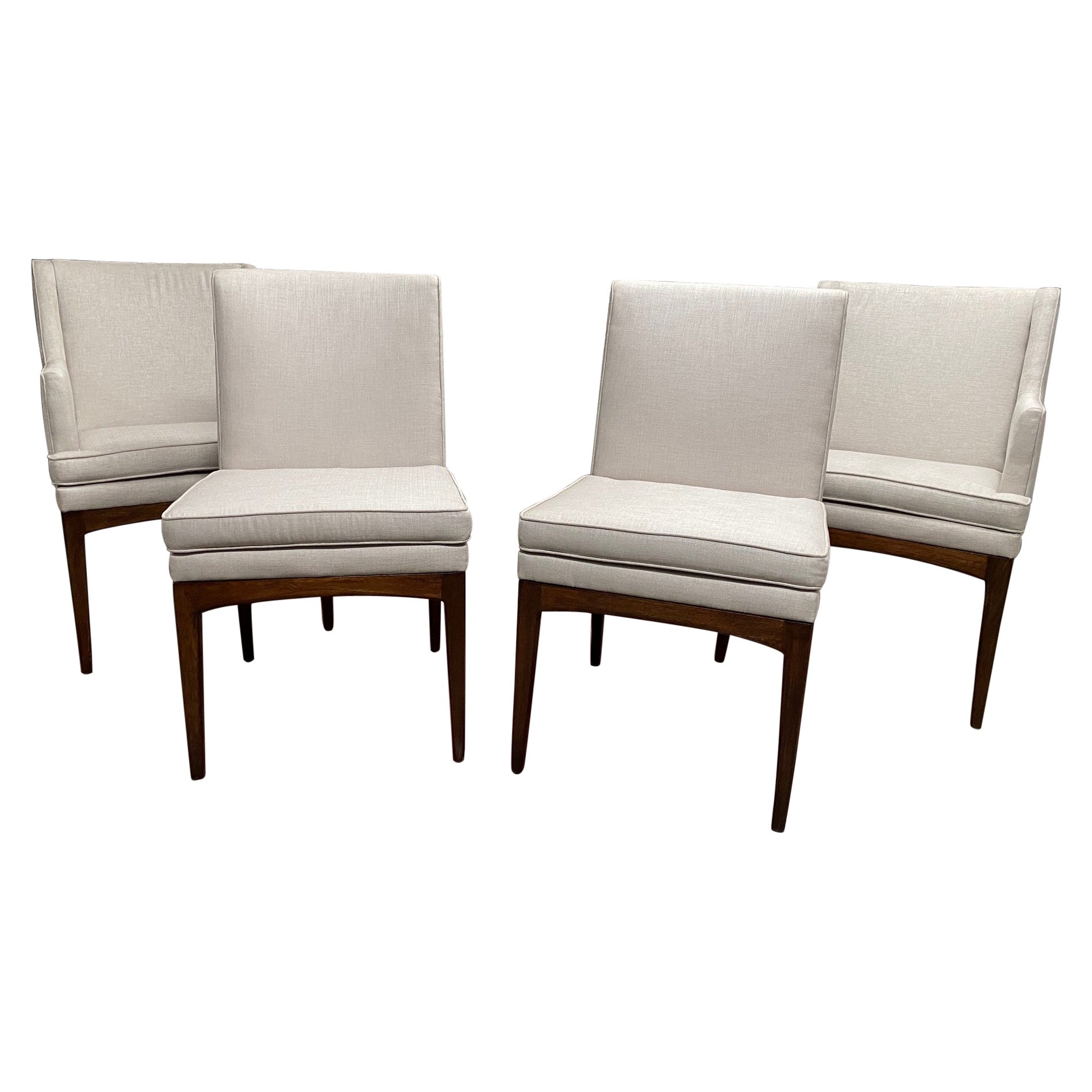  Juego de cuatro sillas de comedor modernistas de nogal y tapizadas by Flair Furniture en venta