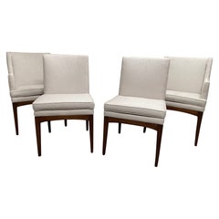 Juego de cuatro sillas de comedor modernistas de nogal y tapizadas by Flair Furniture