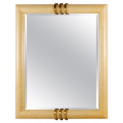 Grand miroir biseauté en chêne monté sur bois et laiton dans le style de Karl Springer